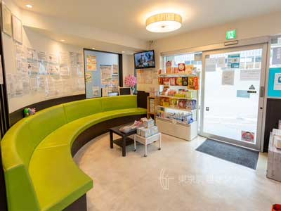 恵愛薬局経堂北口店の店内（1）