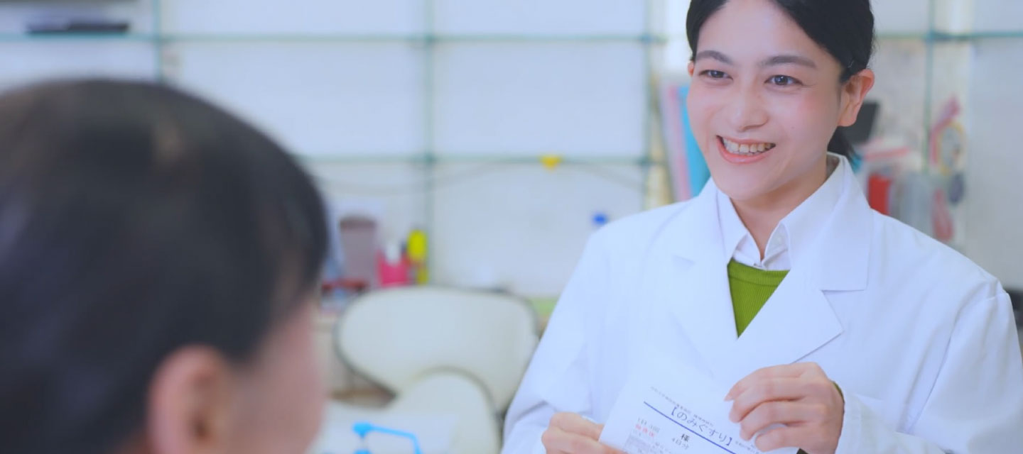薬剤師が患者さんと向き合う様子