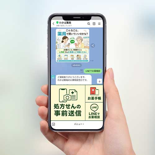 スマートフォンでLINEを操作する様子