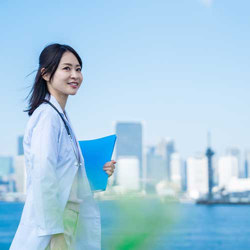 スタッフが笑顔で働く様子