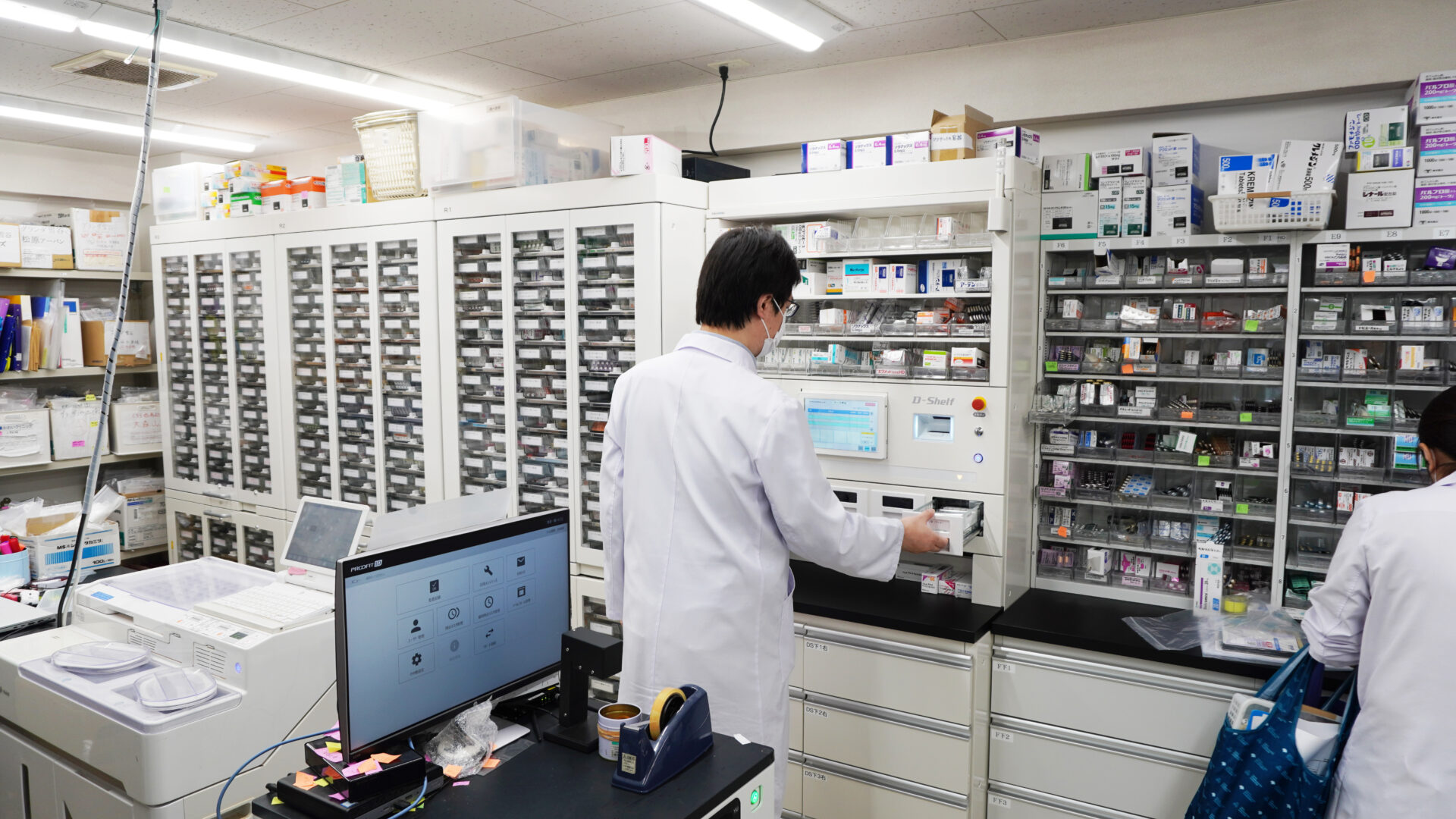 東京初導入!!迅速にお薬をピッキングできる自動調剤台を導入しました | 東京調剤センターグループの活動報告サイト